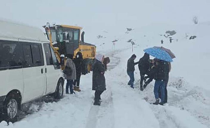 2600 rakımlı bölgede karda mahsur kalan yolcuları belediye ekibi kurtardı
