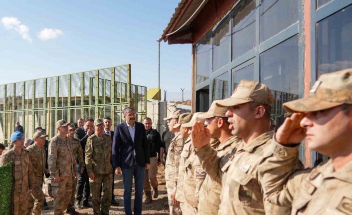 2. Ordu Komutanı Korgeneral Topaloğlu sınırdaki üs bölgelerini ziyaret etti