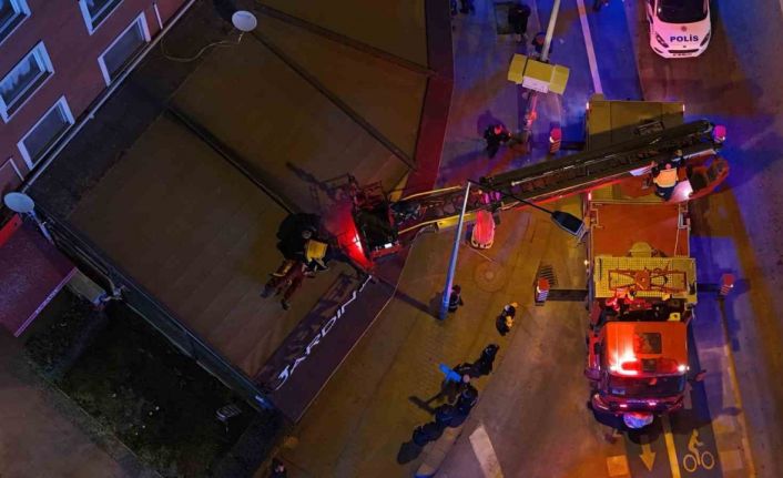 2’nci kattan kafenin tentesine düşen şahsı itfaiye aşağıya indirdi