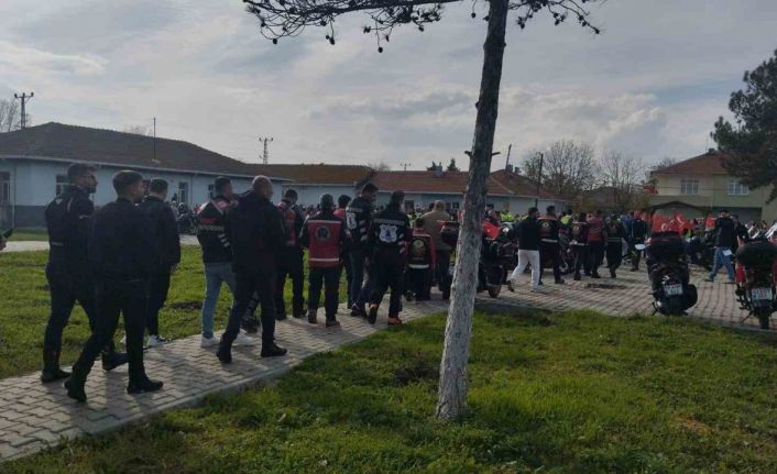 300 motosikletli, konvoyla şehit ailesine taziyede bulundu