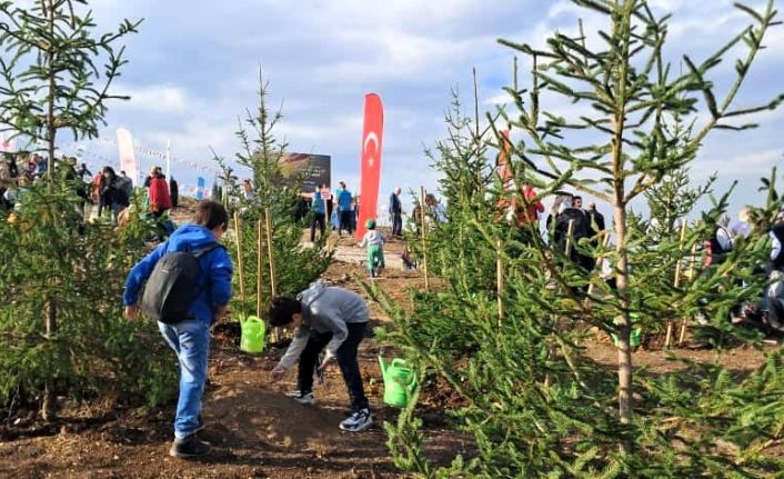 6 öğrenci topluluğu fidanları toprakla buluşturdu