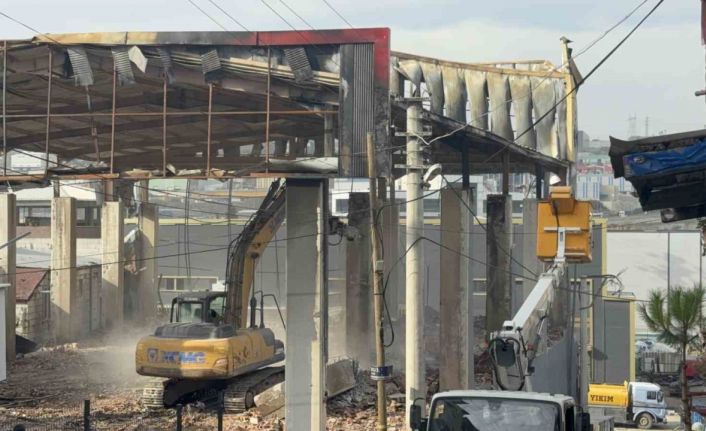 7 kişinin öldüğü parfüm dolum tesisi yıkılıyor