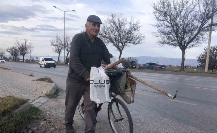 84 yaşında pedal çevirerek geçimini sağlıyor
