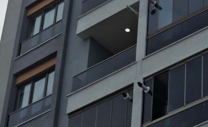 85 yaşındaki kadın dördüncü kattan belediye başkanının makam aracının üzerine düştü