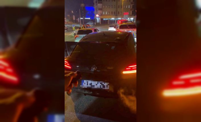 Abartılı egzozla tehlikeli sollama yapan sürücü cezadan kaçamadı