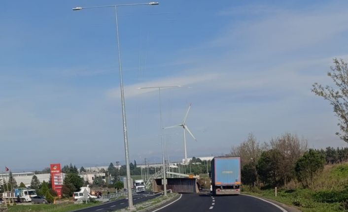 Açılan kamyon damperi kamera ve aydınlatma direklerini yıktı