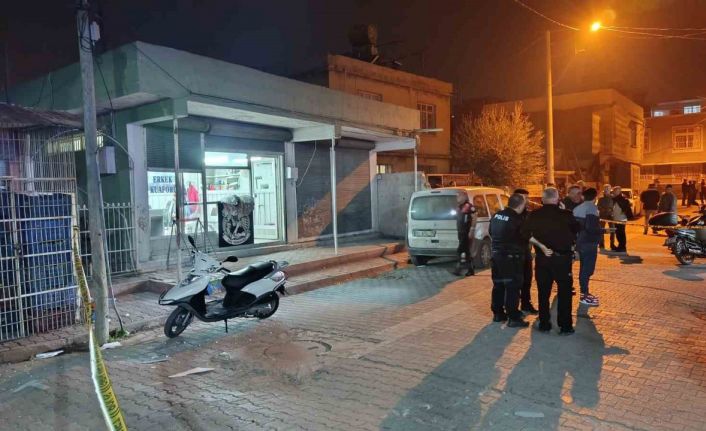 Adana’da erkek kuaföründe silahlı kavga: 7 yaralı