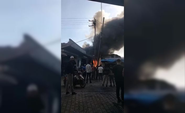 Adana’da hurdacı dükkanı alevlere teslim oldu
