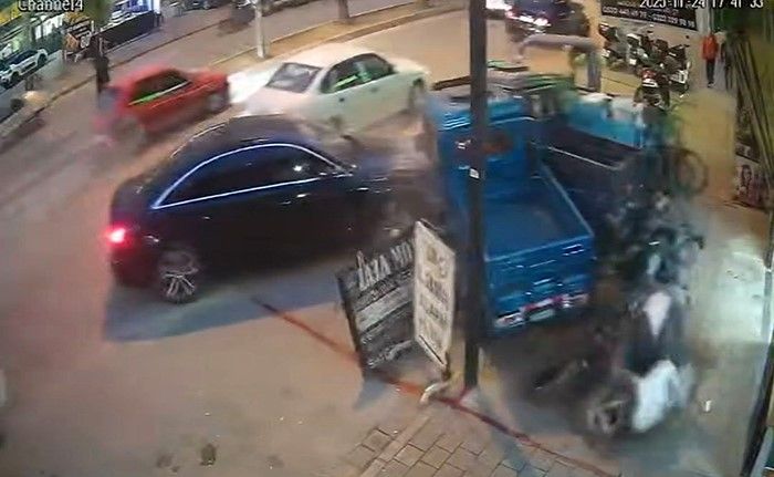 Adana’da kaza anı hem güvenlik kamerasına hem de araç kamerasına yansıdı