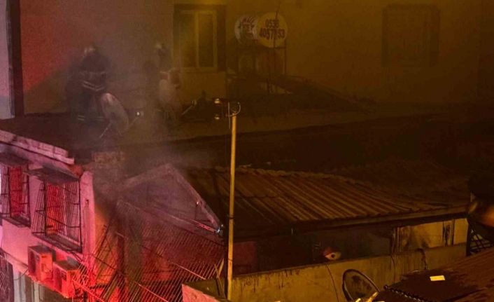 Adana’da müstakil ev alev alev yandı