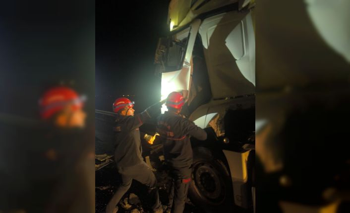 Adana’da tır, otobüse arkadan çarptı: 14 yaralı