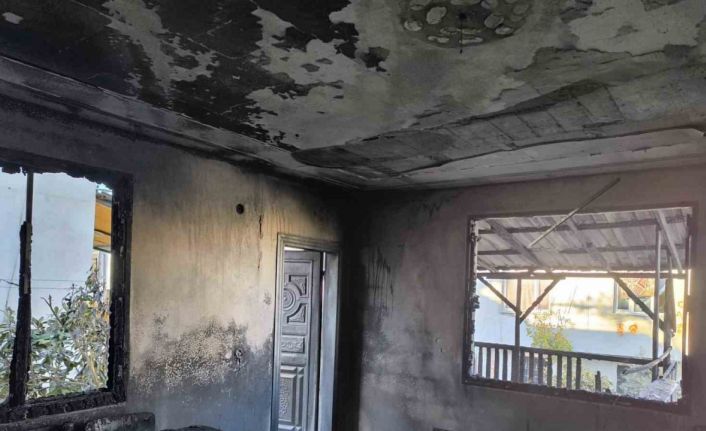 Adana’da yangın çıkan ev küle döndü
