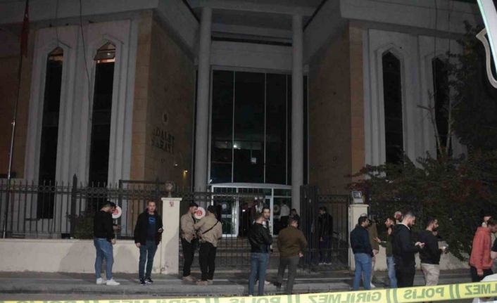 Adliye çıkışında silahlı saldırıya uğrayan 2 kişi ağır yaralandı