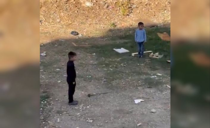 AFAD’ın siren testi sırasında çocuklar esas duruşa geçti