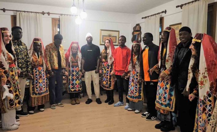 Afrikalı öğrenciler Yozgat’ta halay çekti, türküler söyledi