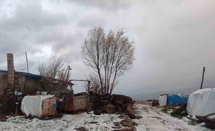 Afyonkarahisar’ın 1300 rakımlı yaylasına mevsimin ilk karı düştü