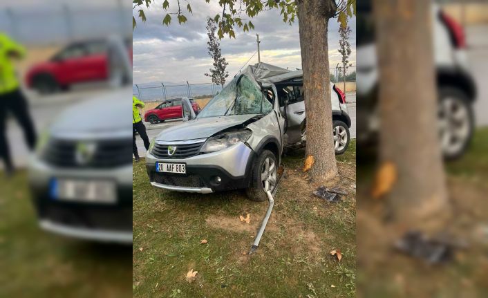 Ağaca çarpıp ikiye bölünen otomobildeki kadın hayatını kaybetti