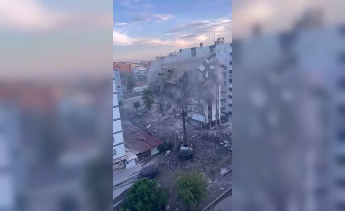 Ağır hasarlı 8 katlı bina tek dokunuşta yerle bir oldu