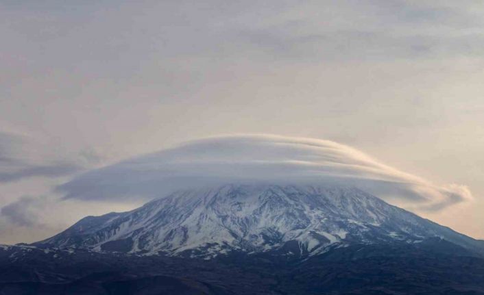 Ağrı Dağı’nda "mercek bulutu" hayran bıraktı
