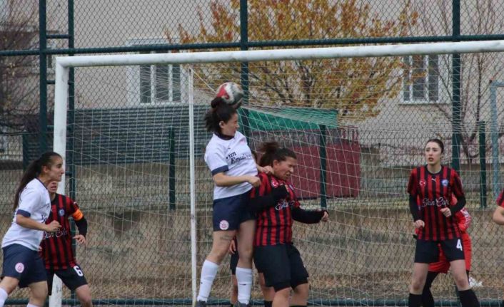 Ağrı Kadın Futbol Takımı, Erzincan’ı 5-0 mağlup etti