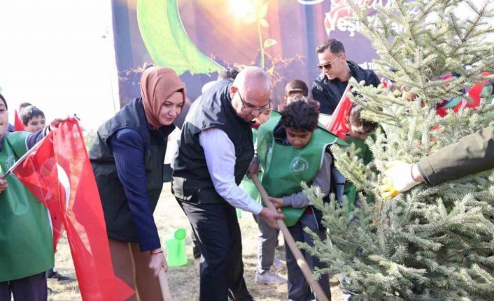 Ağrı’da binlerce fidan toprakla buluştu