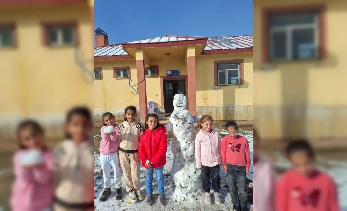 Ağrı’da öğrenciler yılın ilk kardan adamını yaptı