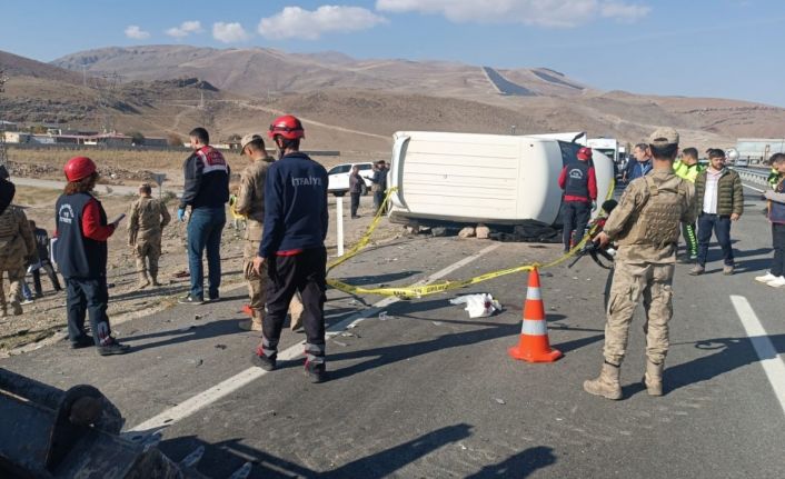 Ağrı’da otomobil minibüsle çarpıştı: 1 ölü, 2 ağır yaralı