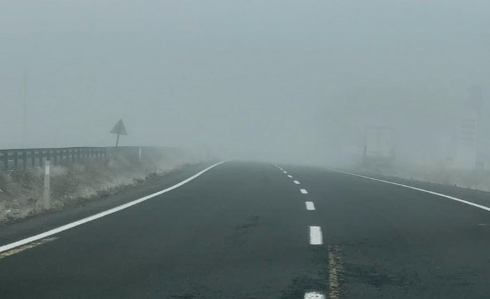 Ağrı’nın Patnos ilçesinde yoğun sis ulaşımı olumsuz etkiliyor