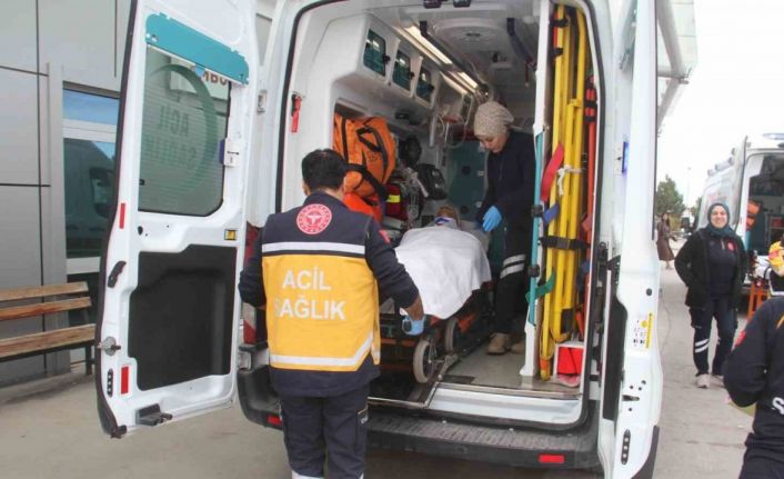 Ahırda dananın teptiği besici hastanelik oldu