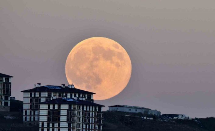 Ahlat’ta "Kunduz Süper Ay" görsel şölen oluşturdu