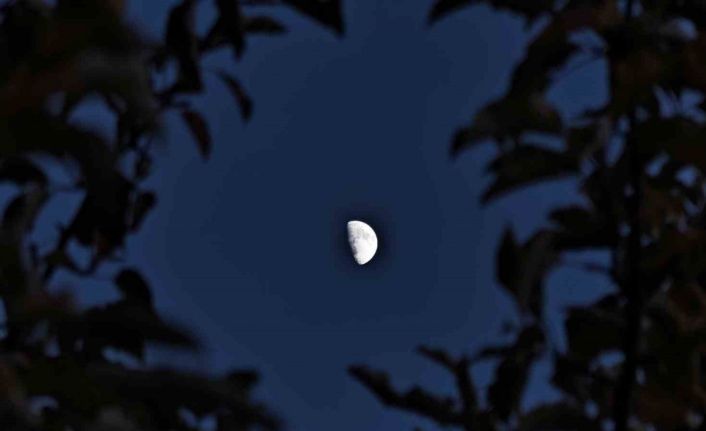 Ahlat’ta yarım ay manzarası hayran bıraktı