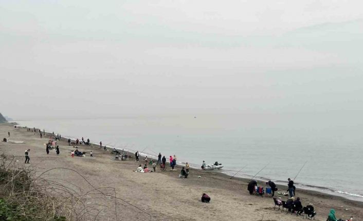 Akçakoca sahilleri olta avcılarıyla dolup taştı