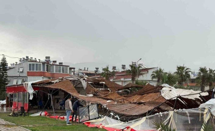 Akdeniz’de hortum kıyı şeridini vurdu: İş yerleri ve evler zarar gördü