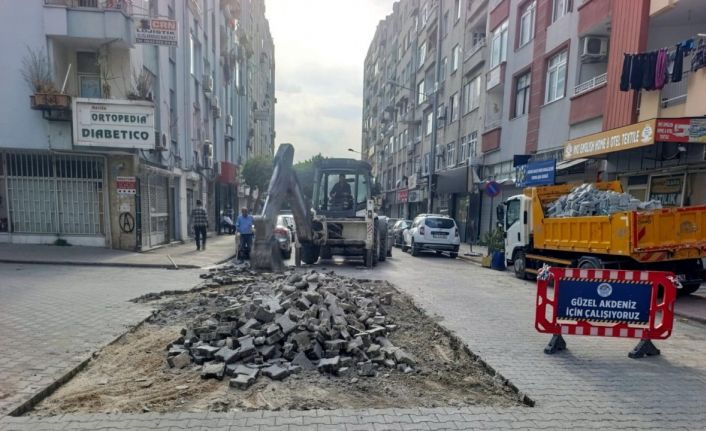 Akdeniz’de sokak yenileme çalışmaları sürüyor