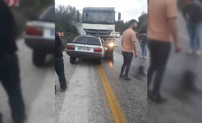 Akhisar’da kamyon ile otomobil kafa kafaya çarpıştı: 1 ölü, 1 yaralı