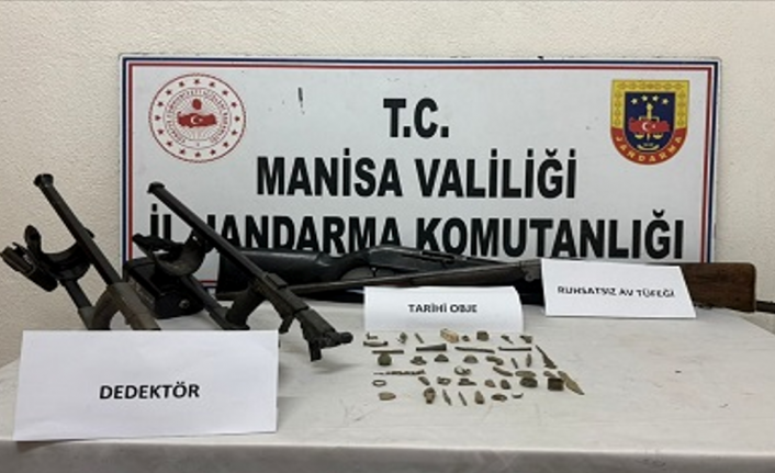 Akhisar’da tarihi eser ve ruhsatsız silah ele geçirildi