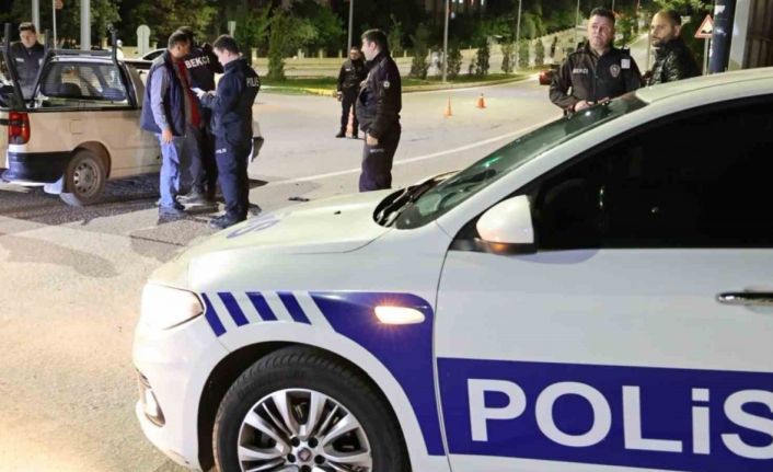 Aksaray polisinden denetim: Araçlar ve şüpheli şahıslar didik didik arandı