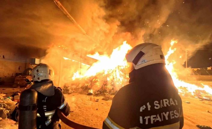 Aksaray’da alevli gece: Geri dönüşüm tesisi alev alev yandı