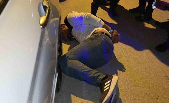 Aksaray’da bekçiler ile şüpheli arasındaki kovalamaca kamerada