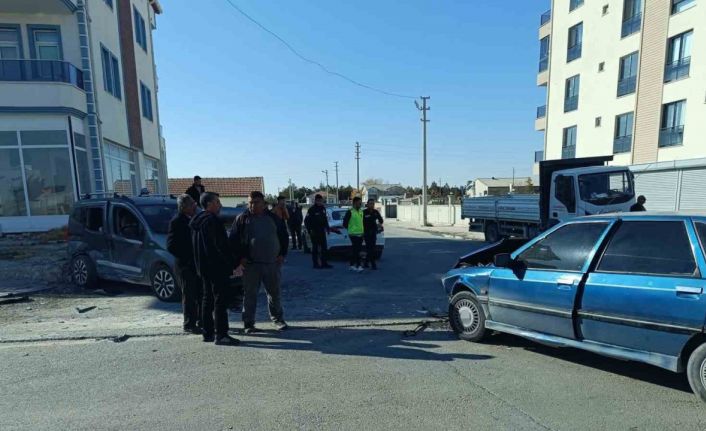 Aksaray’da hafif ticari araç ile otomobil çarpıştı: 7 yaralı
