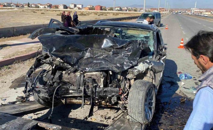 Aksaray’da otomobiller kafa kafaya çarpıştı: 2 ağır yaralı
