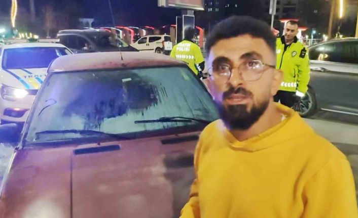 Aksaray’da seyir halindeyken yanan otomobili esnaf söndürdü