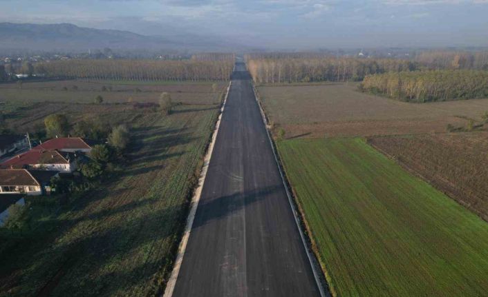 Akyazı’nın ilçe girişinin yeni bağlantı yolunda çalışmalar sürüyor