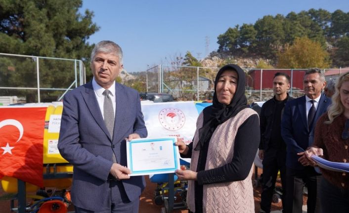Aladağ’da üreticilere yüzde 70 hibe ile ilaçlama makinesi dağıtıldı