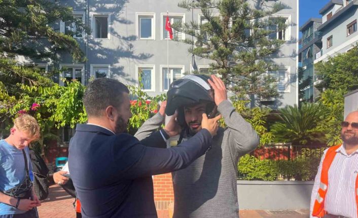 Alanya’da motosiklet sürücülerine ücretsiz kask dağıtıldı