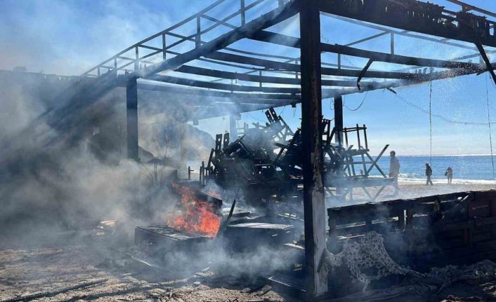 Alanya’da plaj büfesi alev alev yandı
