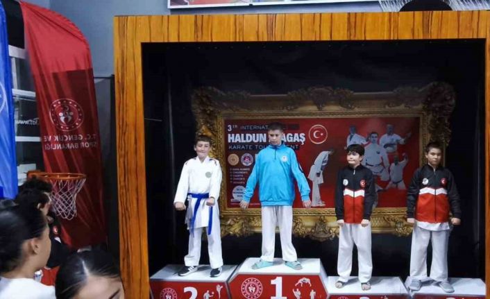 Alaşehirli karateciler Denizli’den madalyalarla döndü
