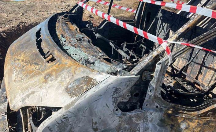 Alev alev yanan mutfak tüpü yüklü kamyonet küle döndü