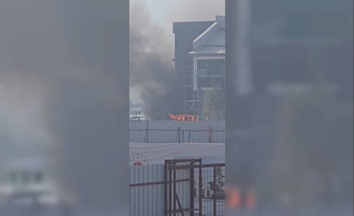 Alevlere teslim olan taksi kulübesinden geriye hurda yığını kaldı