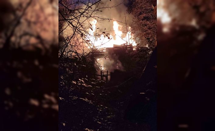 Alevlerin sardığı ahşap ev tamamen yandı: 2 yaralı